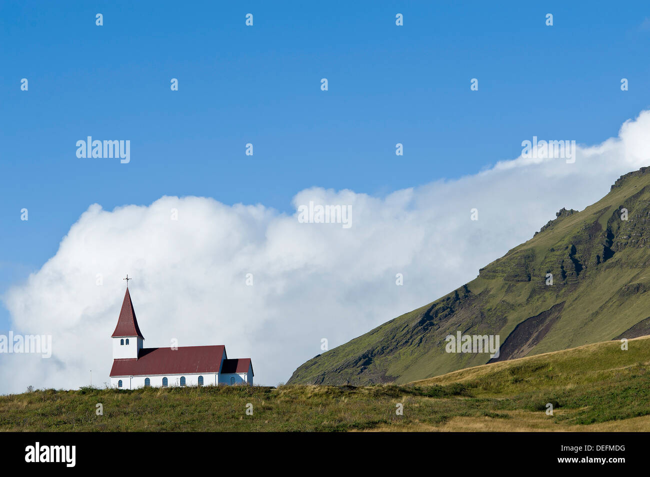 Église sur la colline parlementaire, Vik, l'Islande, les régions polaires Banque D'Images