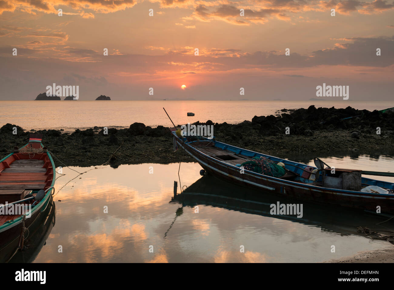 Long Tail Boats au coucher du soleil, Taling Ngam beach, l'Île de Ko Samui, Surat Thani, Thaïlande, Asie du Sud, Asie Banque D'Images