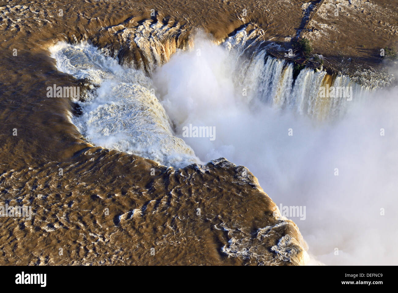 Le Brésil, l'État de Parana, Iguacu Falls, chutes d'eau plus important dans le monde, Voyage, tourisme, Coupe du Monde 2014, la nature, la pluie tombe, l'eau brune, photo aérienne, bird_s eye, perspective de Cataratas do Iguaçu, canyon, l'air abattu, tour en hélicoptère, des images aériennes, Helisul, cascade Banque D'Images