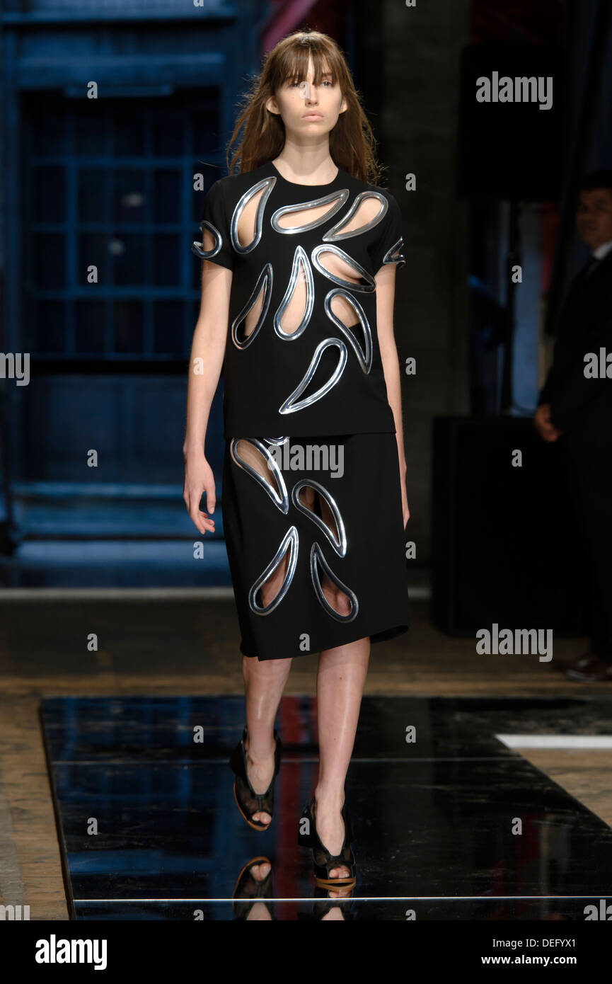 Un modèle porte un design créé par Christopher Kane lors de la London Fashion Week Spring/Summer 2014. Banque D'Images
