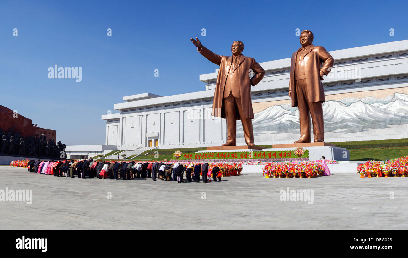 Des statues d'anciens présidents Kim Il-sung et Kim Jong Il, Pyongyang, Corée du Nord (République populaire démocratique de Corée), l'Asie Banque D'Images