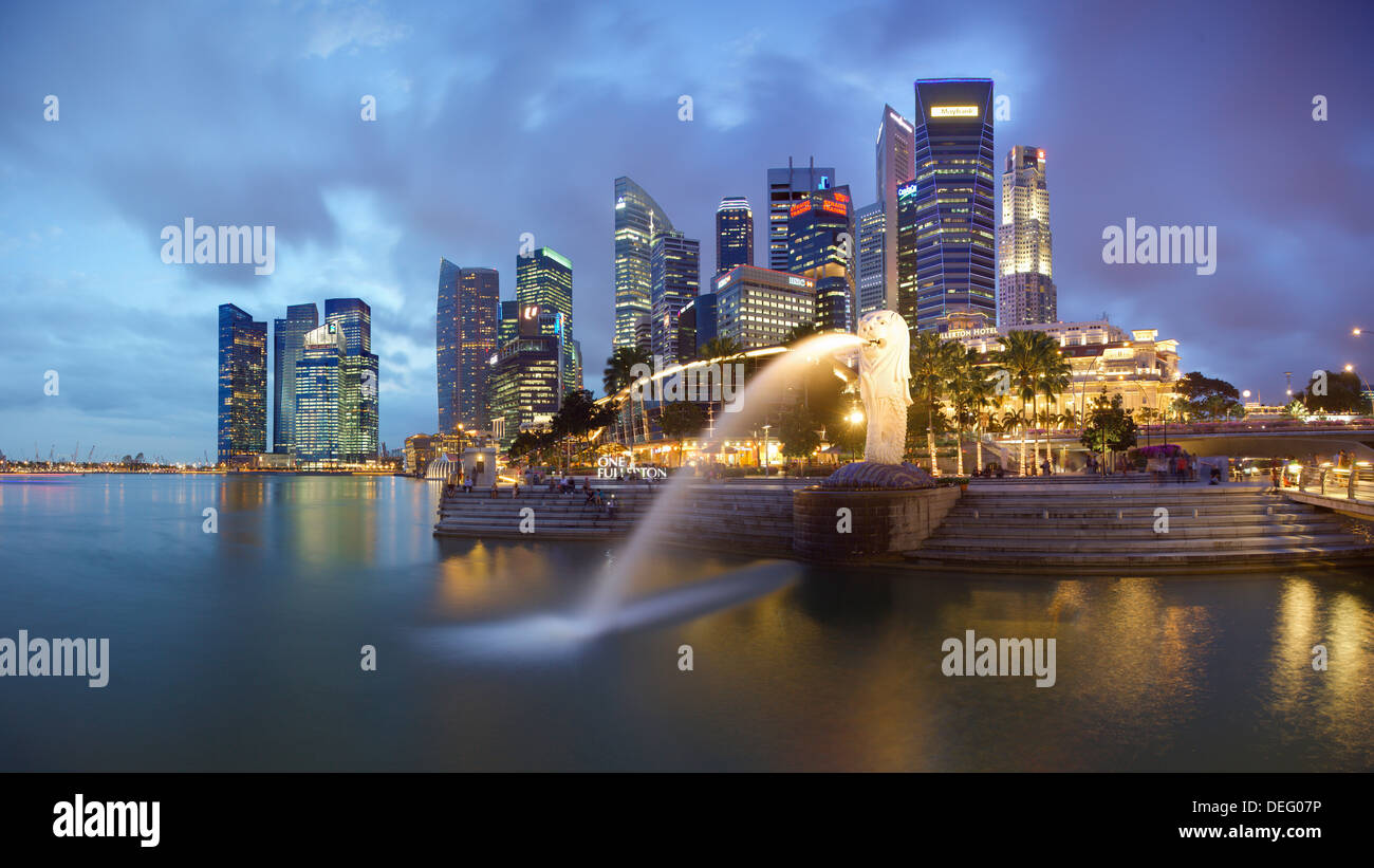 La statue du Merlion avec la ville en arrière-plan, Marina Bay, à Singapour, en Asie du Sud-Est, l'Asie Banque D'Images