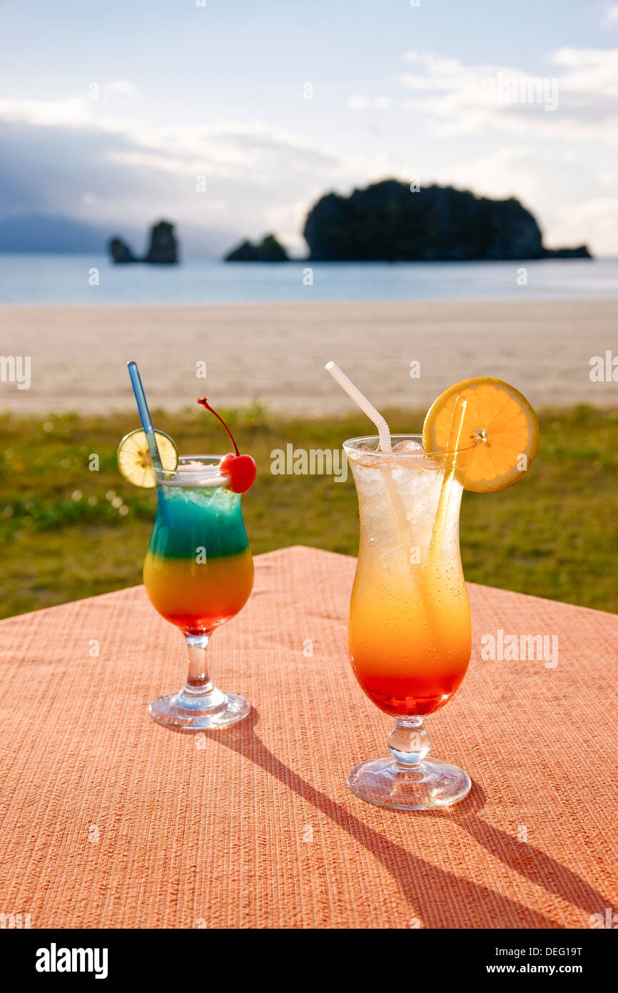 Des cocktails au bord de Pantai Tanjung Rhu, Pulau Langkawi, l'île de Langkawi, Malaisie, Asie du Sud, Asie Banque D'Images