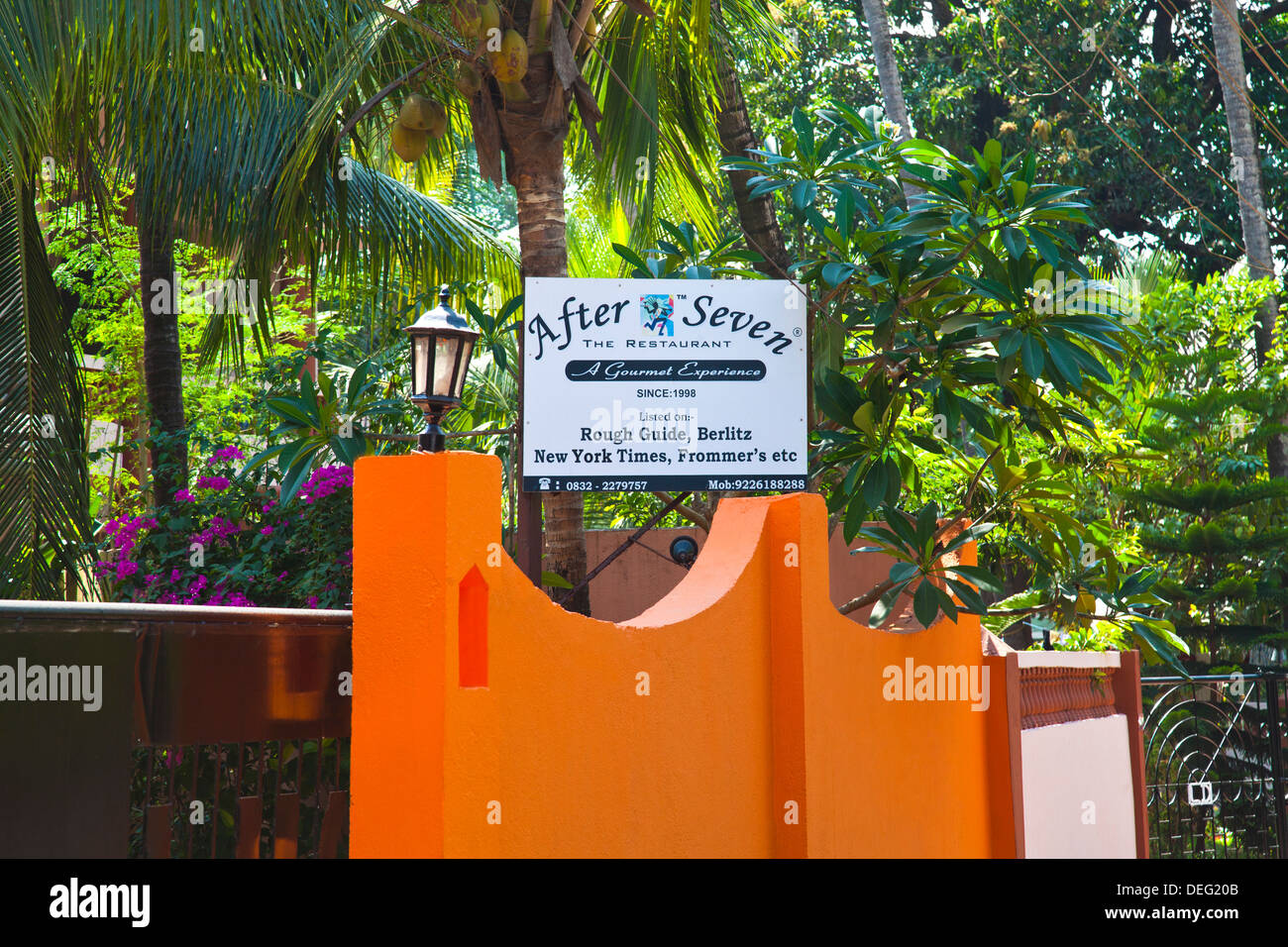 Panneau à l'entrée d'un restaurant, après sept, Chapel Lane, Gauravaddo, Calangute, Bardez, North Goa, Goa, Inde Banque D'Images