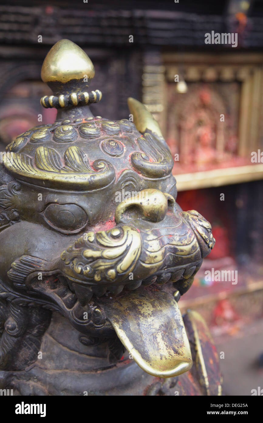 Statue au Temple Nyatapola, Taumadhi Tole, Bhaktapur, Site du patrimoine mondial de l'UNESCO, Vallée de Kathmandou, Népal, Asie Banque D'Images