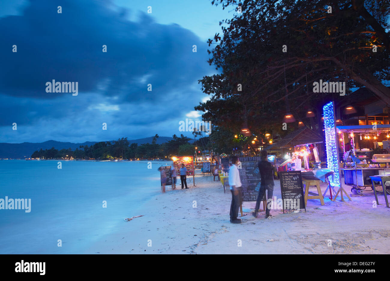 Restaurants sur la plage de Chaweng, au crépuscule, Ko Samui, Thaïlande, Asie du Sud-Est, Asie Banque D'Images