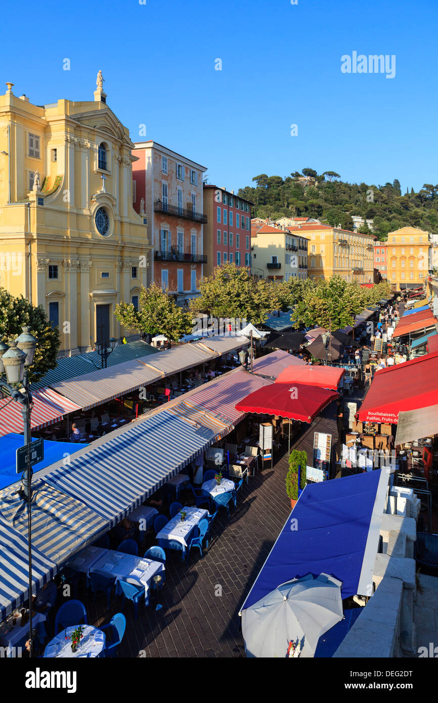 Restaurants en plein air mis en place dans le Cours Saleya, Nice, Alpes Maritimes, Provence, Côte d'Azur, d'Azur, France, Europe Banque D'Images