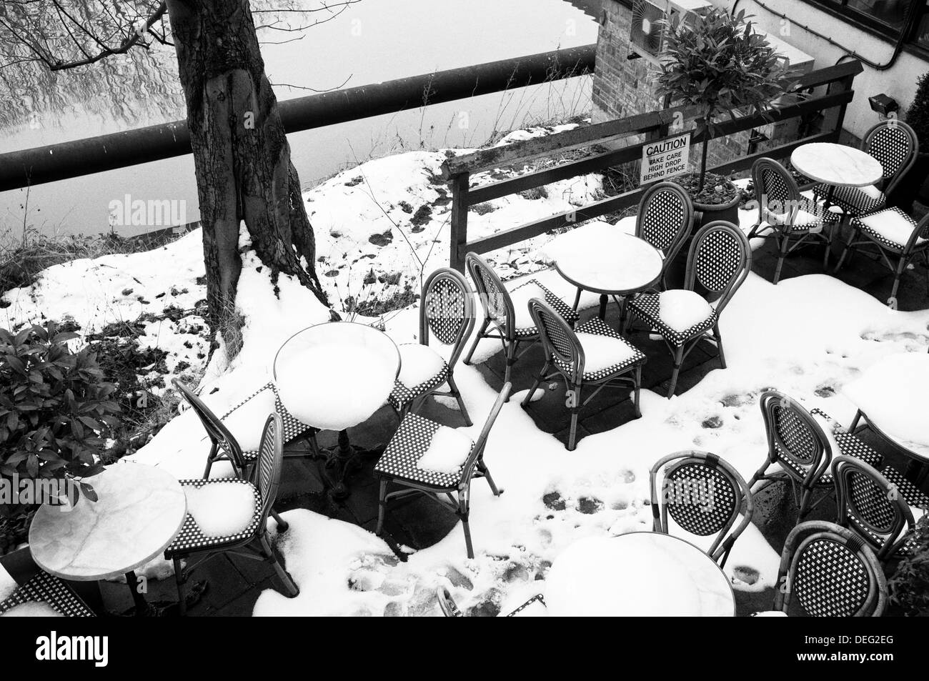 Des tables couvertes de neige dans un restaurant sur le sentier qui longe la rivière l'usure dans Durham, Angleterre. Hiver 2012/13. Banque D'Images