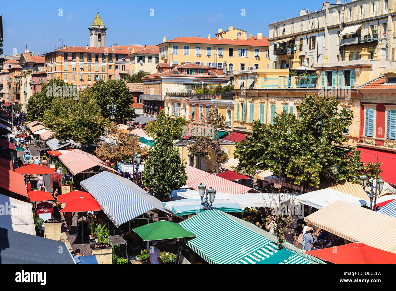 Le matin, marché de fruits et légumes, le Cours Saleya, Nice, Alpes Maritimes, Provence, Côte d'Azur, d'Azur, France Banque D'Images