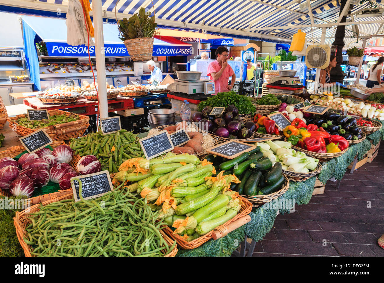 Le matin, marché de fruits et légumes, le Cours Saleya, Nice, Alpes Maritimes, Provence, Côte d'Azur, d'Azur, France Banque D'Images