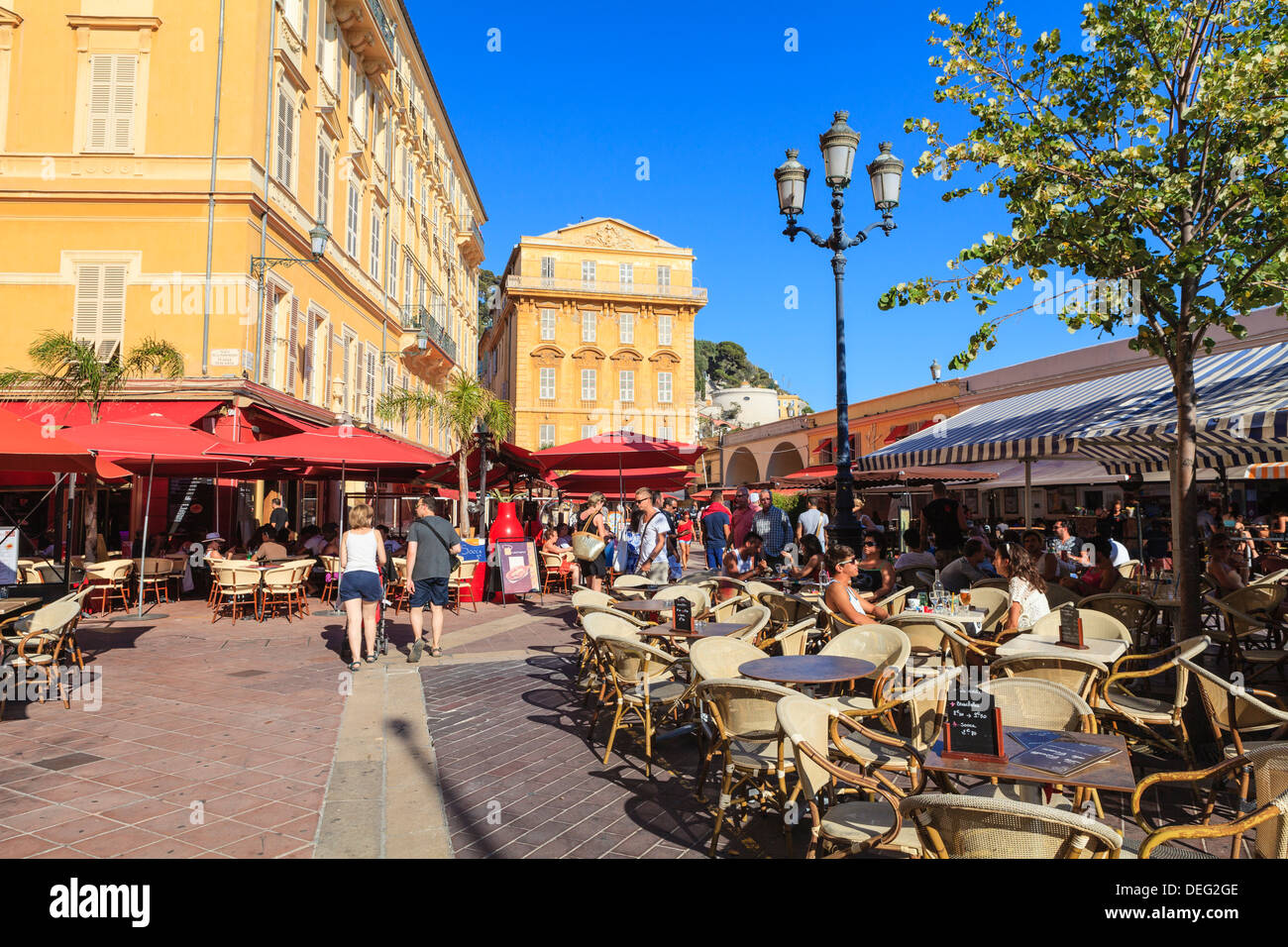 Restaurants en plein air Cours Saleya, vieille ville, Nice, Alpes Maritimes, Provence, Côte d'Azur, d'Azur, France, Europe Banque D'Images