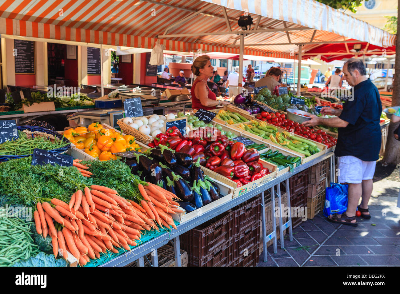 Marché de Fruits et légumes dans le Cours Saleya, vieille ville, Nice, Alpes-Maritimes, Provence, Cote d'Azur, d'Azur, France Banque D'Images