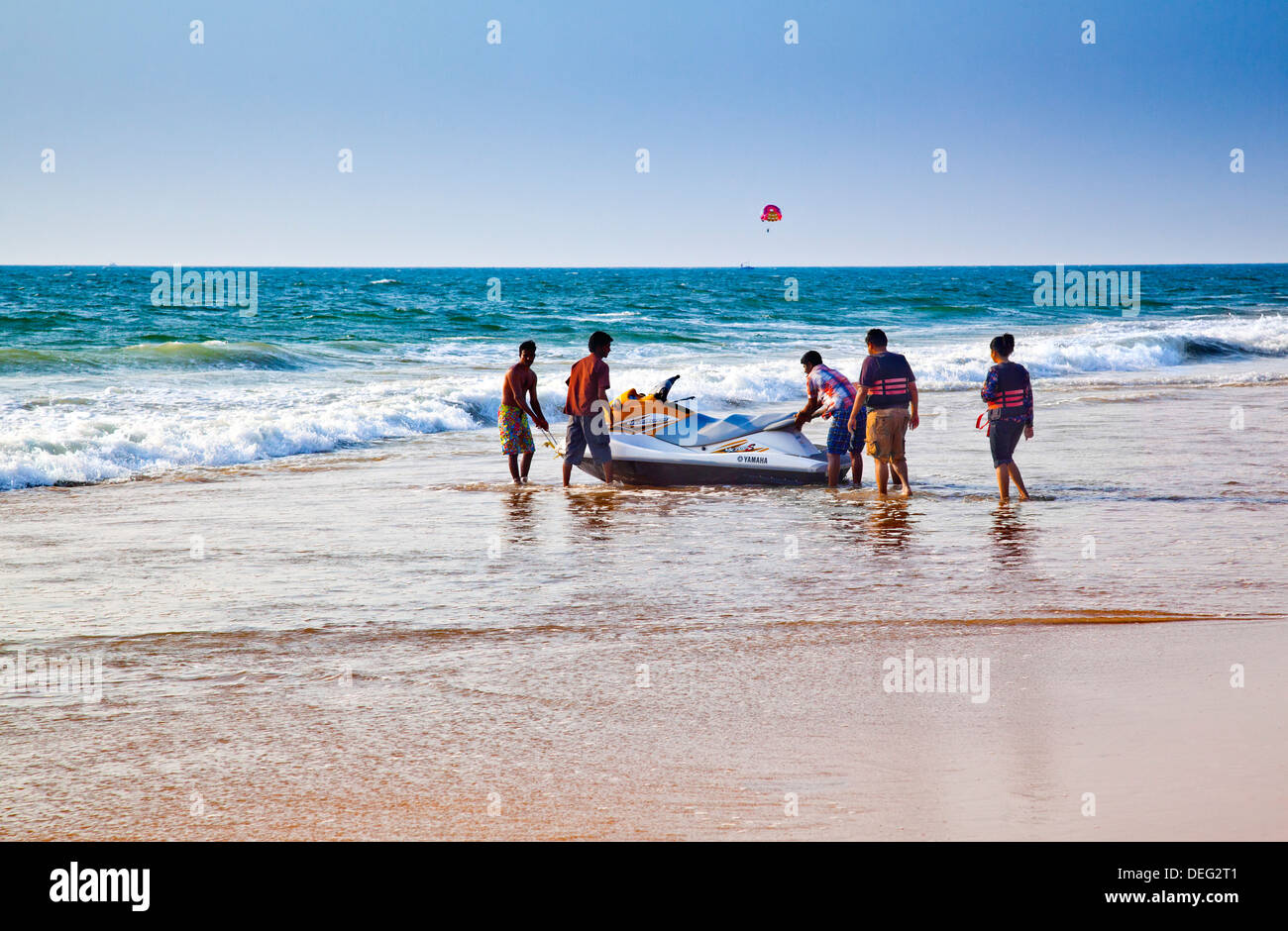 Les touristes sur la plage avec un jet boat, Candolim, Bardez, North Goa, Goa, Inde Banque D'Images