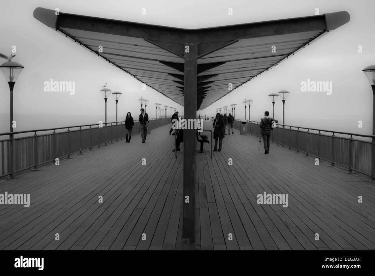 Un jour sombre misty sur Boscombe Beach Pier, Dorset Banque D'Images