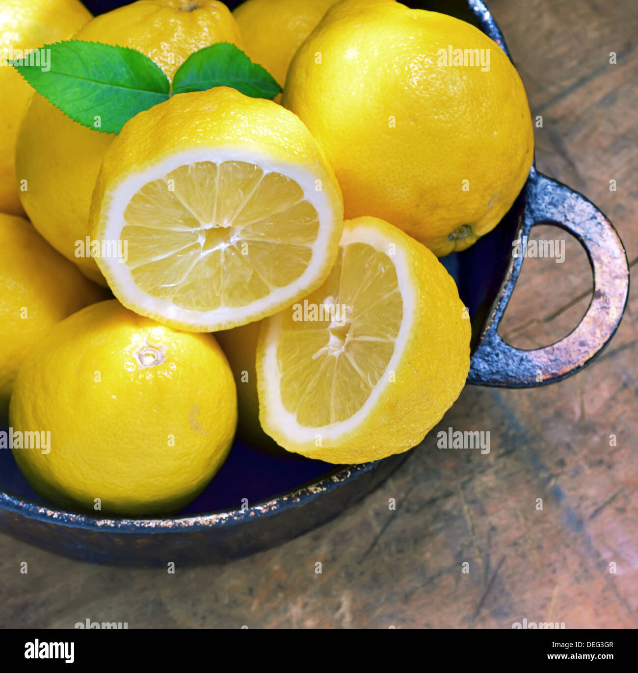 Citrons frais tourner en studio Banque D'Images