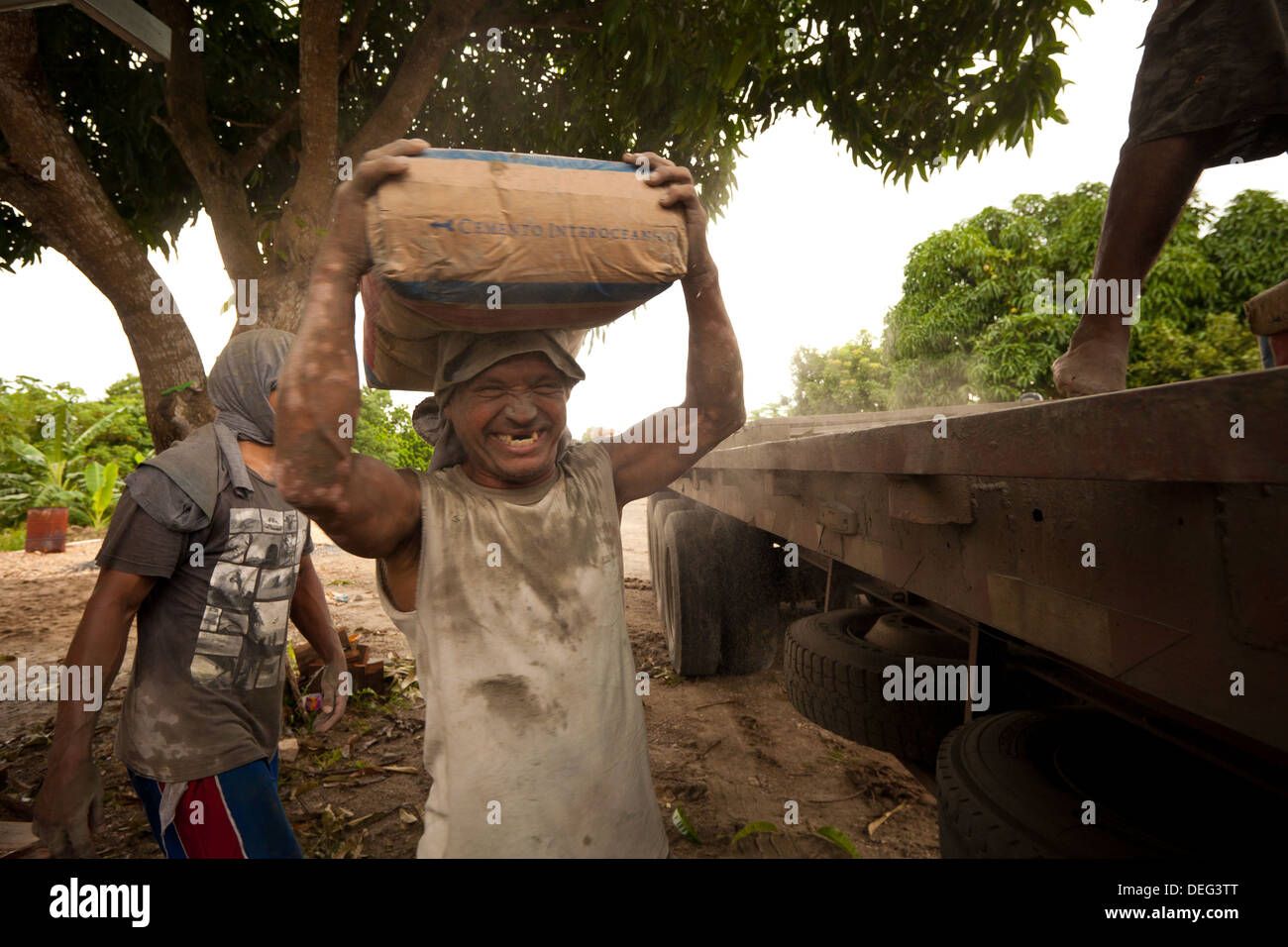 Les travailleurs en béton dans Penonome, province de Cocle, République du Panama. Banque D'Images