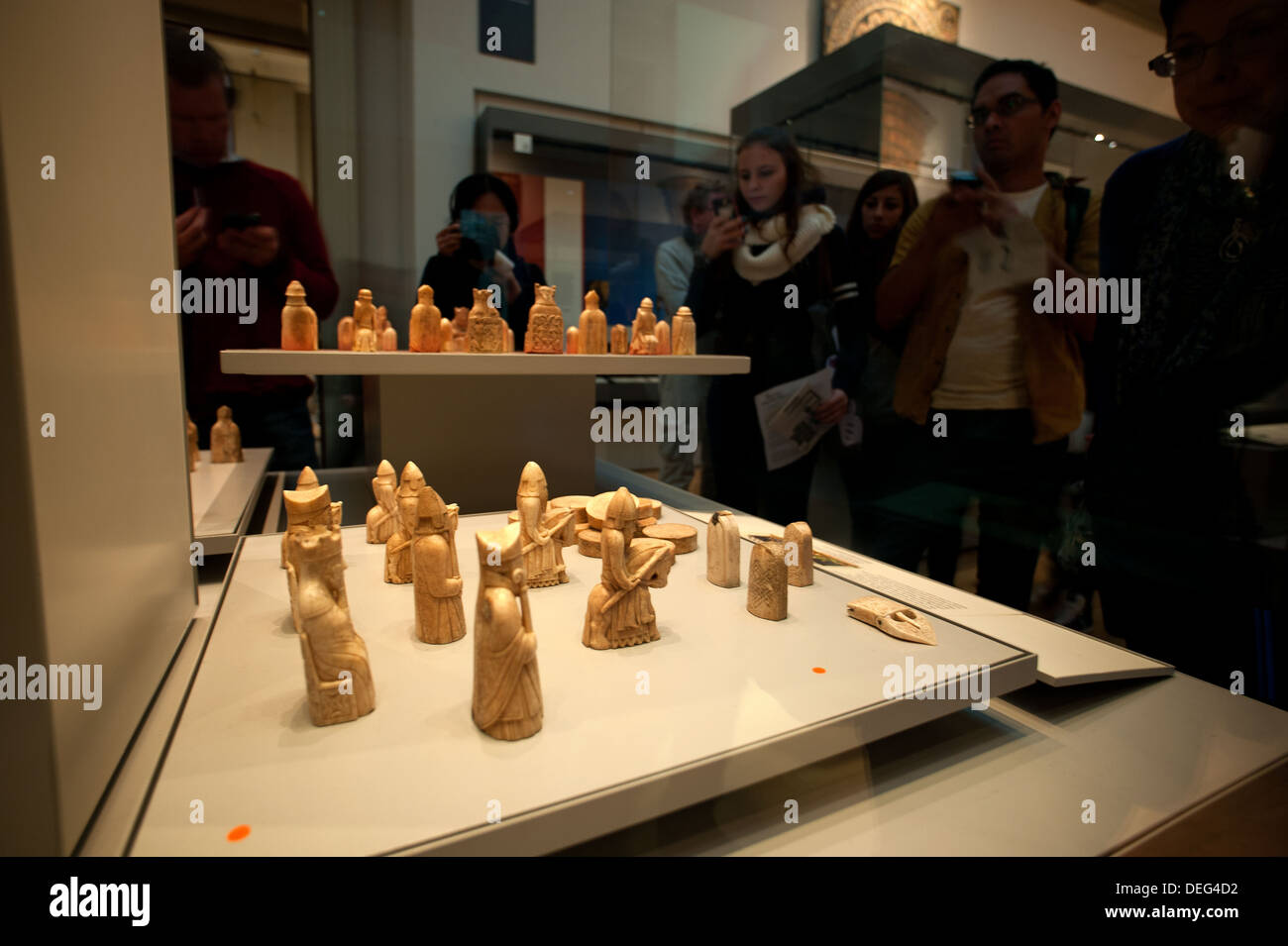 Le British Museum, Londres, Angleterre. 9-2013 Le jeu d'échecs de Lewis sur  l'affichage pour les visiteurs Photo Stock - Alamy