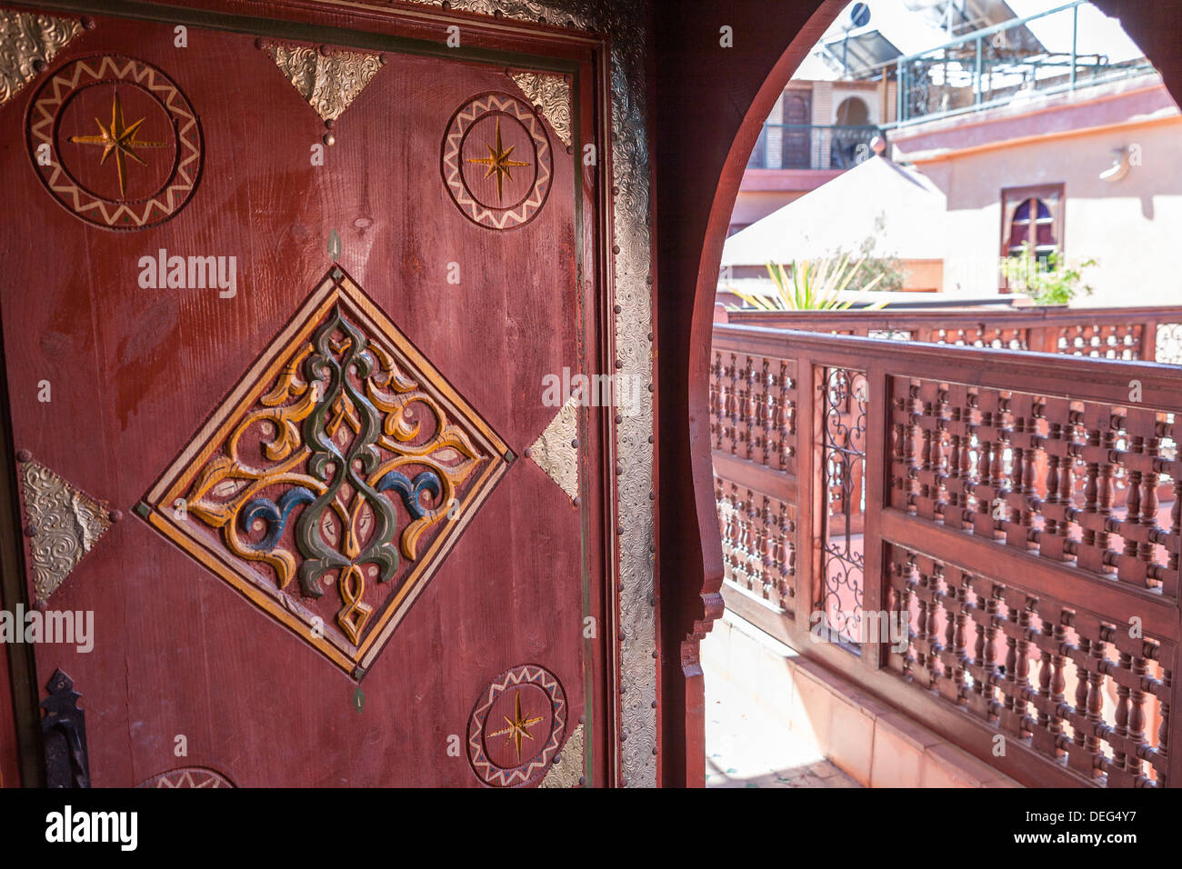 Une porte dans le Riad Amsaffah, Marrakech, Maroc, Afrique du Nord, Afrique Banque D'Images