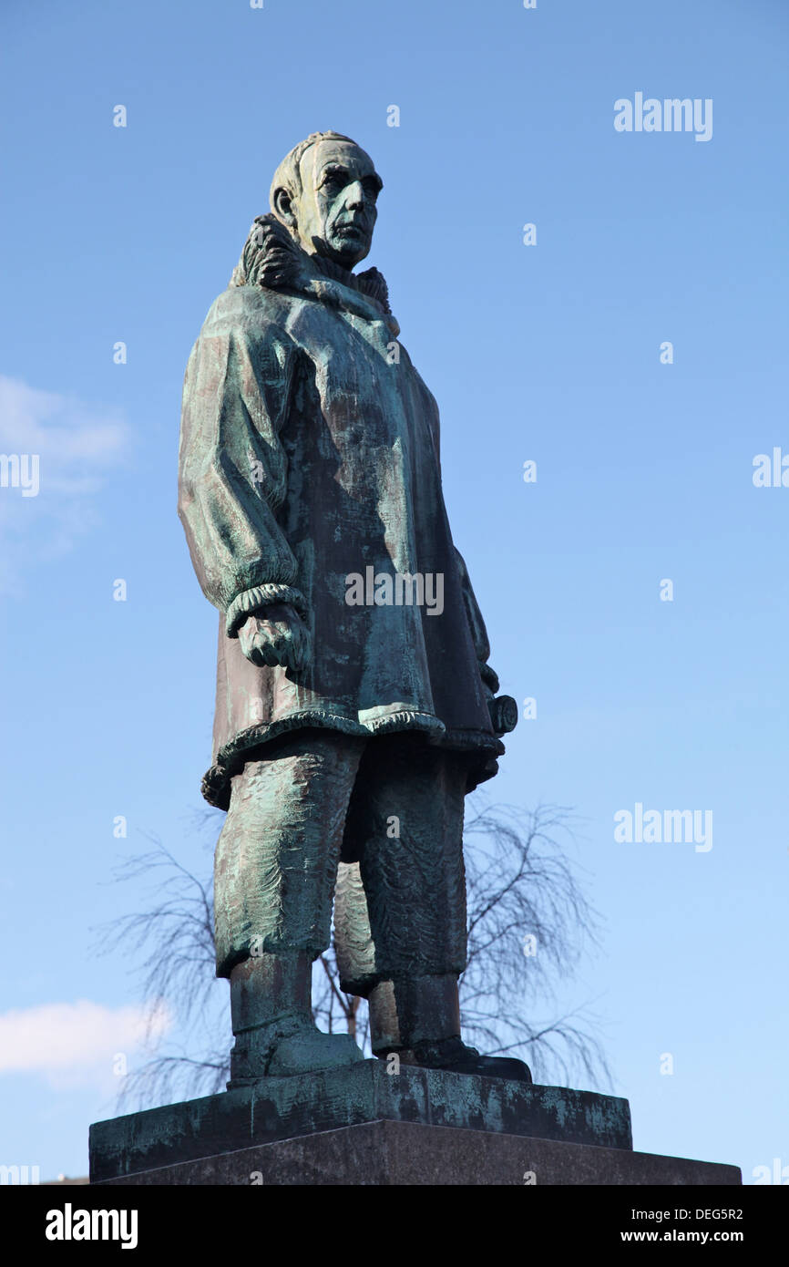 Statue de Roald Amundsen, explorateur norvégien célèbre, dans la place principale de Tromso, Troms, Norway, Scandinavia, Europe Banque D'Images