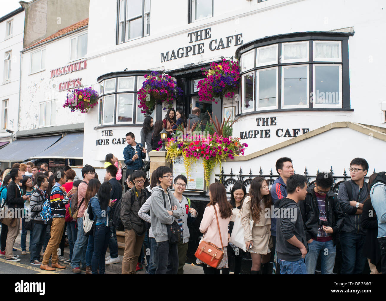 File d'attente pour les touristes étrangers d'entrer dans un café, Whitby, Yorkshire, Angleterre, Royaume-Uni Banque D'Images