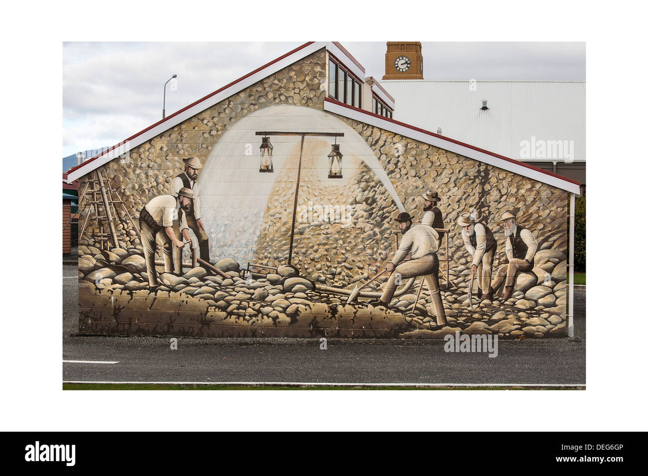 Fresque de la Nouvelle-Zélande de l'extraction de l'or et les mineurs sur la construction à Westport sur la côte ouest des Alpes du sud dans l'île du sud. Banque D'Images