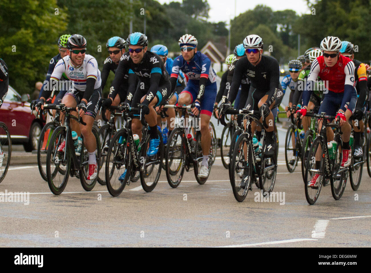 Stoke on Trent, dans le Staffordshire, au Royaume-Uni. 18 août, 2013. Mark Cavendish de Omega Pharma Quick-step partage une blague avec l'équipe Sky en passant dans la zone Trentham de Stoke on Trent, Staffordshire sur l'étape 4 du Tour de Grande-Bretagne. Crédit : Alex Williams/Alamy Live News Banque D'Images