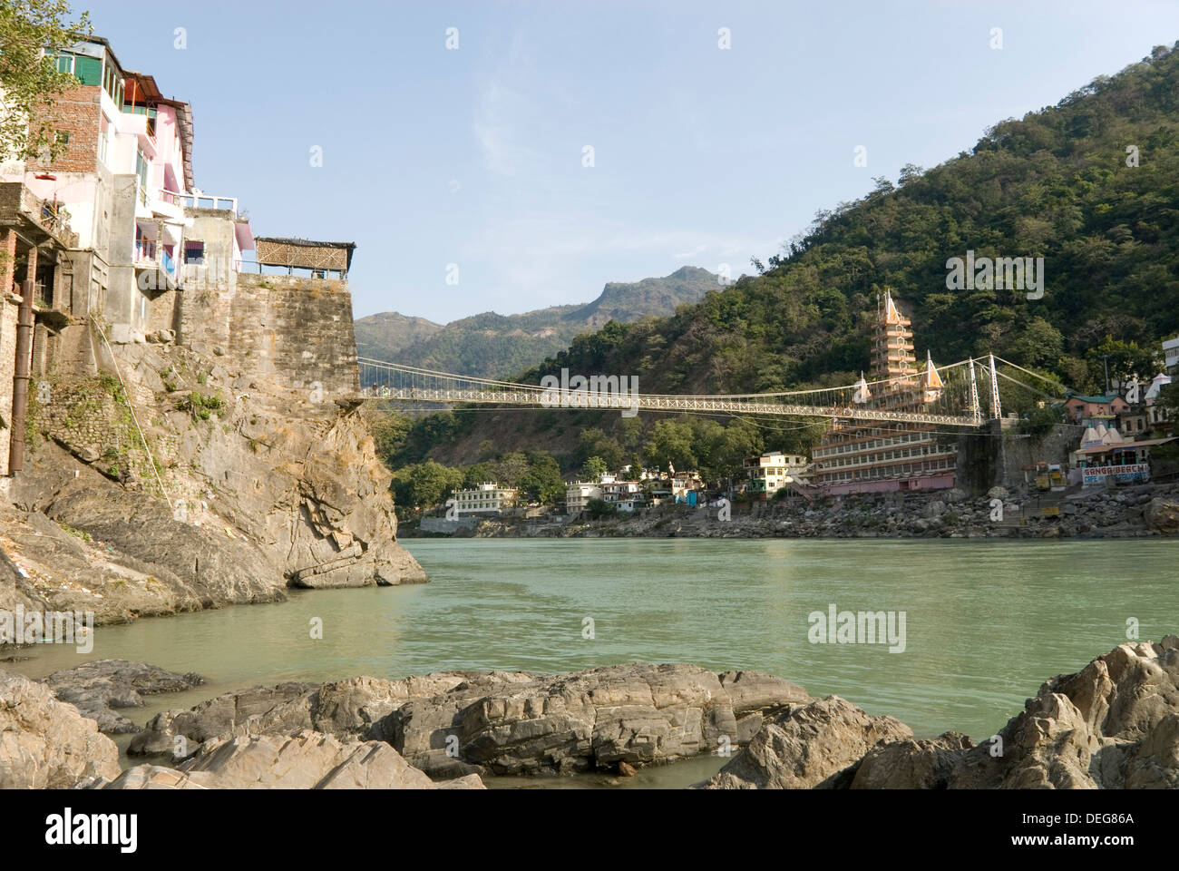 Ashrams sur rives de fleuve Ganges, Lakshman Jhula, Rishikesh, Inde Banque D'Images