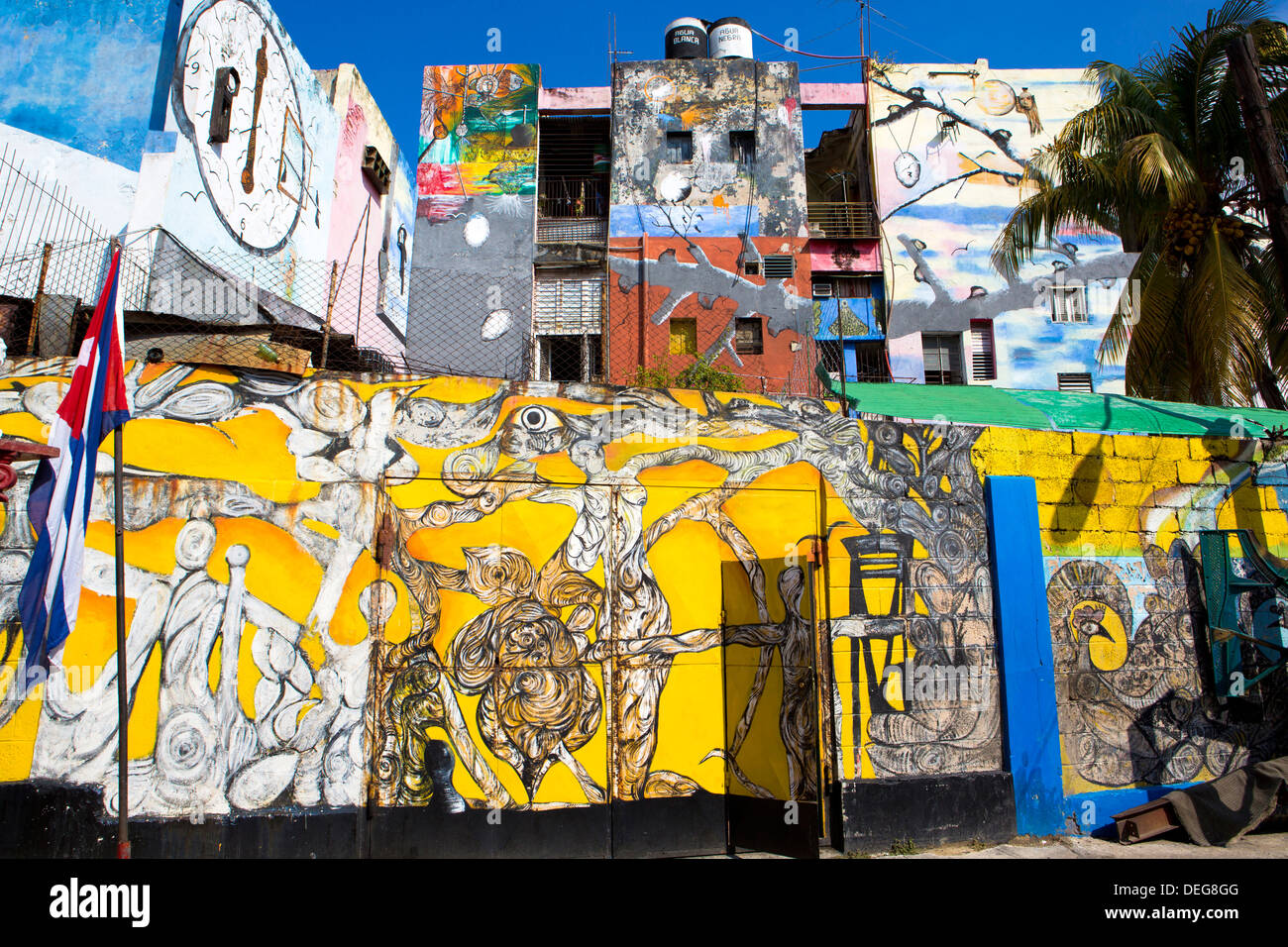 Murs peints avec de l'art afro-antillaise, Callejon de Hamel, un quartier de La Havane, Cuba, Antilles, Amérique Centrale Banque D'Images