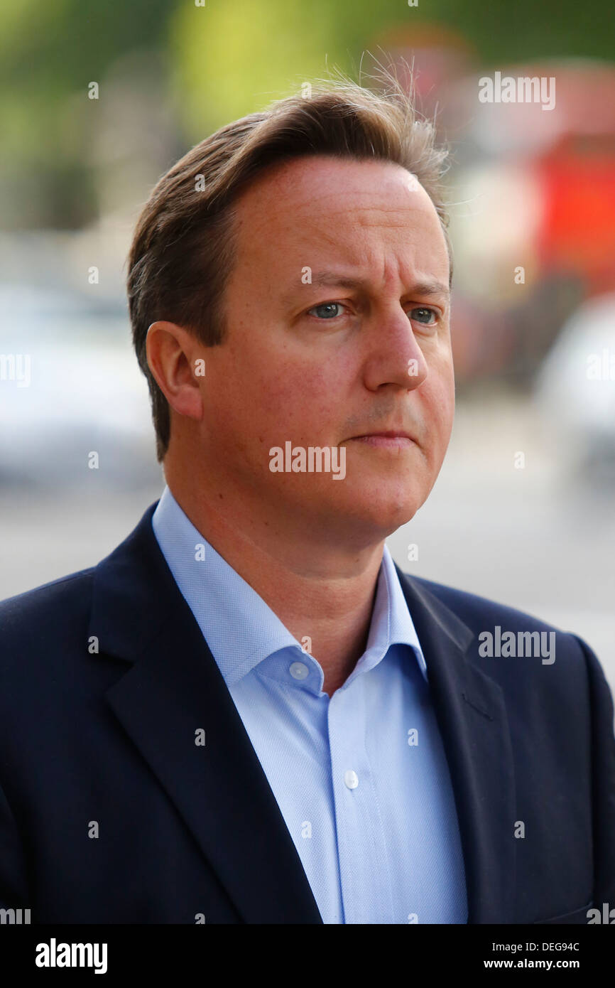 Le Premier ministre britannique David Cameron à sa fille Florence de pépinière à Westminster, Londres, Grande-Bretagne 17 Septembre 2013 Banque D'Images