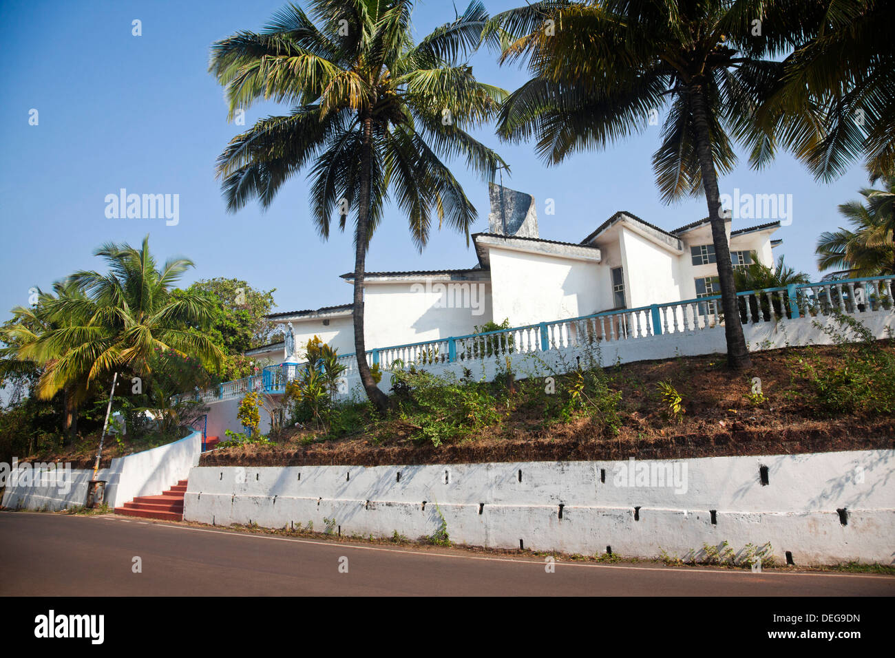 Façade d'une église, église Notre-Dame du Rosaire, Pernem, Mandrem, Goa, Inde Banque D'Images