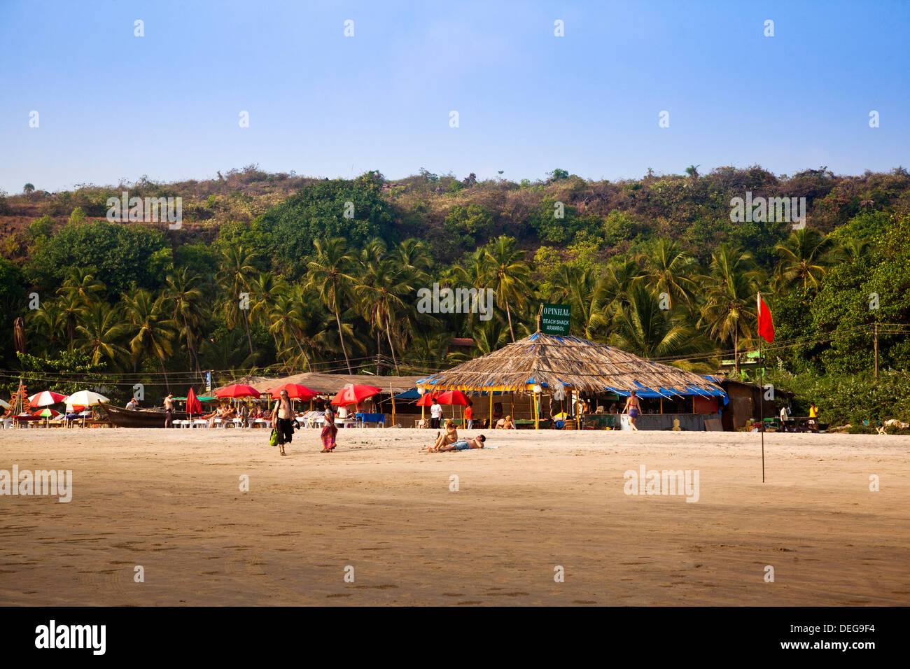 Les touristes sur la plage, Panaji, Goa, Inde Banque D'Images