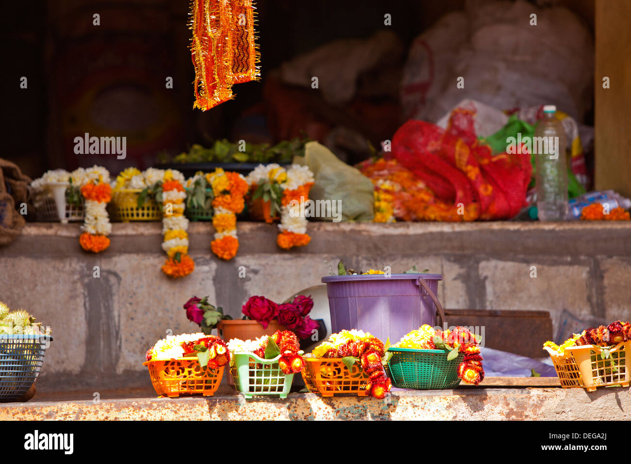 Petits paniers d'offrande religieuse à vendre à Bhimashankar Temple, Pune, Maharashtra, Inde Banque D'Images