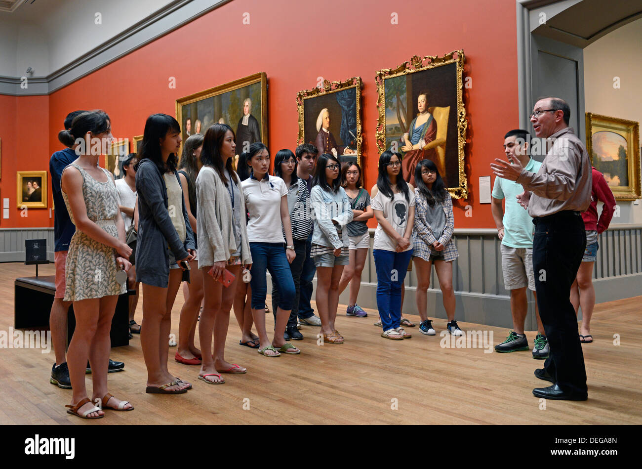 David Nolta prend son 'Introduction à l'histoire de l'Art' catégorie sur une visite sur le terrain à rénover récemment Yale University Art Gallery. Banque D'Images