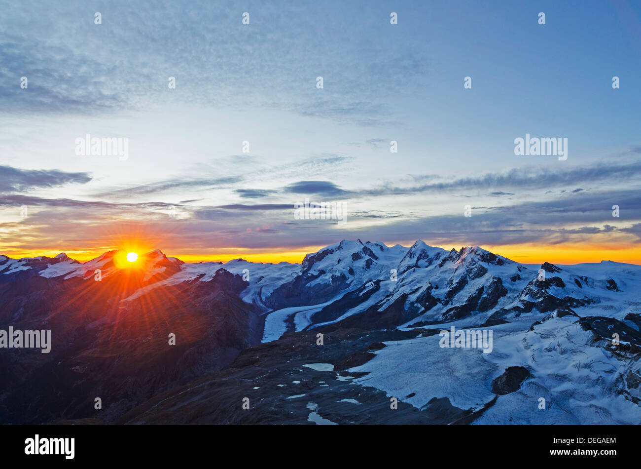 Lever du soleil sur le Mont Rose depuis le Matterhorn, Zermatt, Valais, Alpes Suisses, Suisse, Europe Banque D'Images