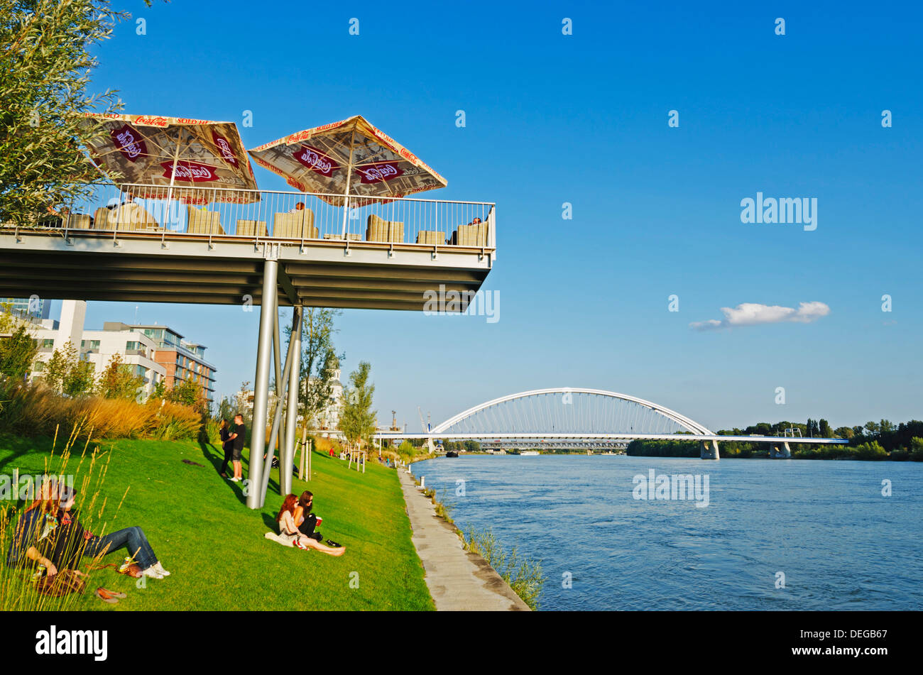 Centre Eurovea comprenant, restaurant sur une plate-forme au-dessus du Danube, Bratislava, Slovaquie, Europe Banque D'Images