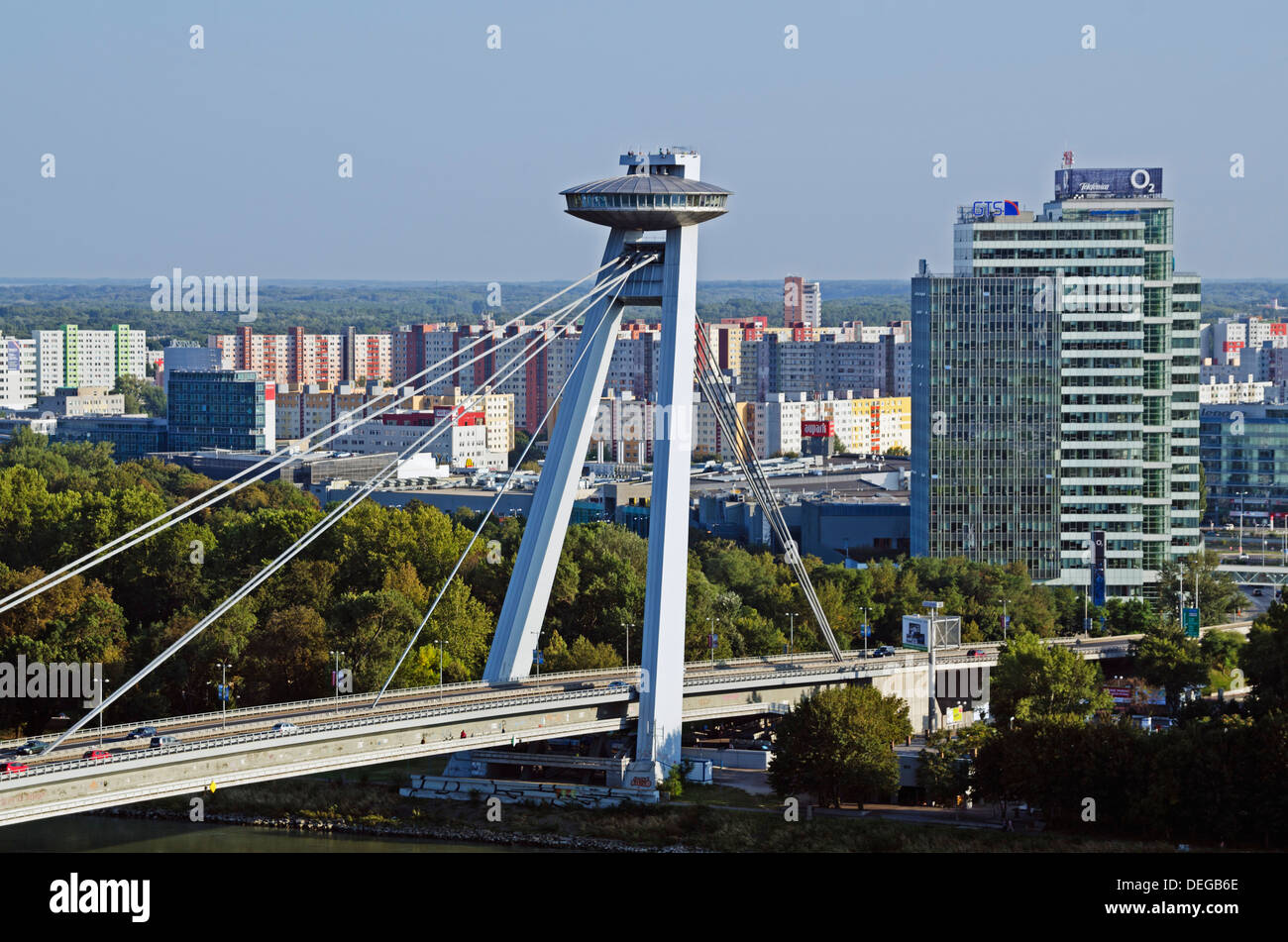 Novy Most Bridge et plate-forme d'observation d'OVNIS, Bratislava, Slovaquie, Europe Banque D'Images
