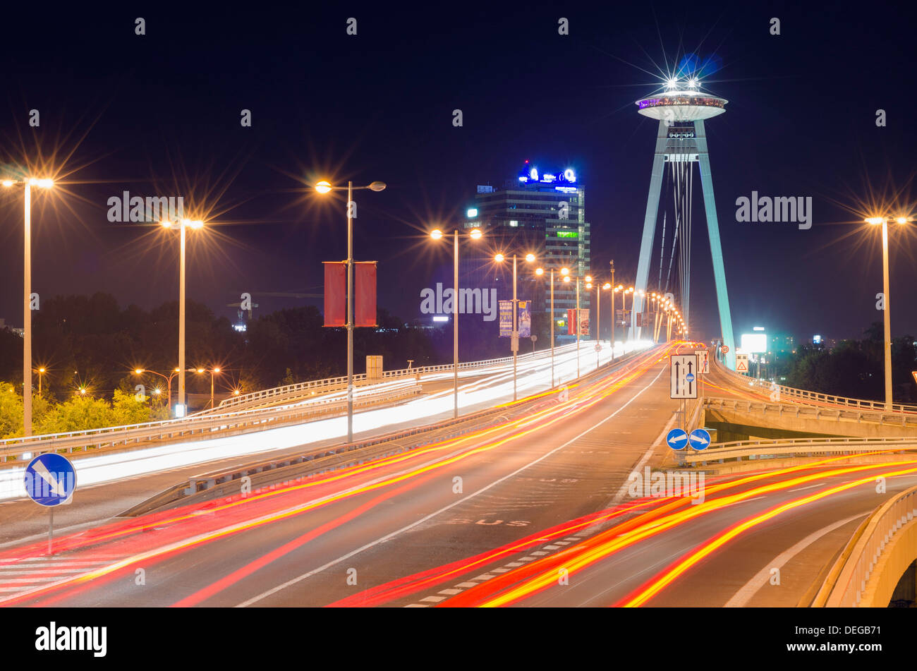 Novy Most Bridge et plate-forme d'observation d'OVNIS, Bratislava, Slovaquie, Europe Banque D'Images