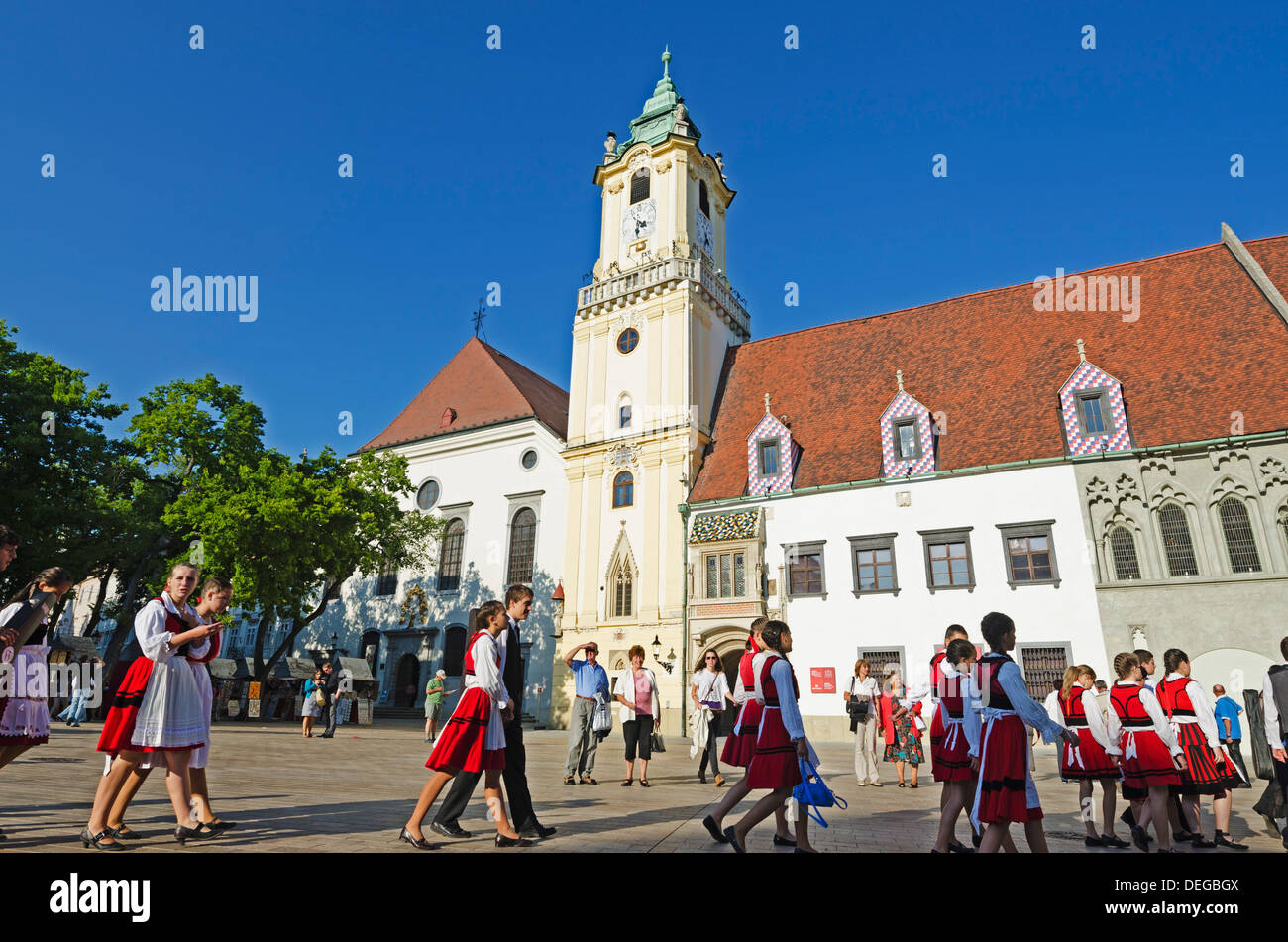 Les enfants en costume traditionnel sur la place principale, l'Ancien hôtel de ville musée municipal datant de 1421, Bratislava, Slovaquie Banque D'Images