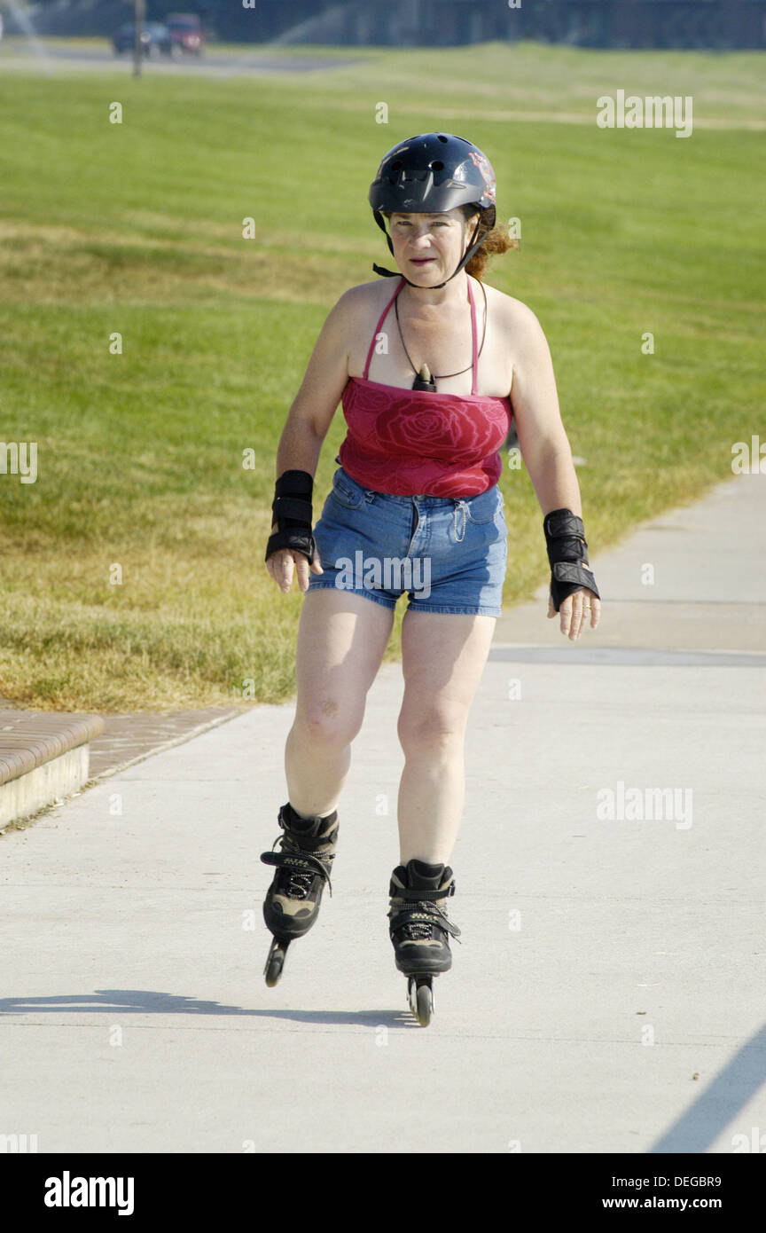 Senior female roller pour faire de l'exercice Photo Stock - Alamy