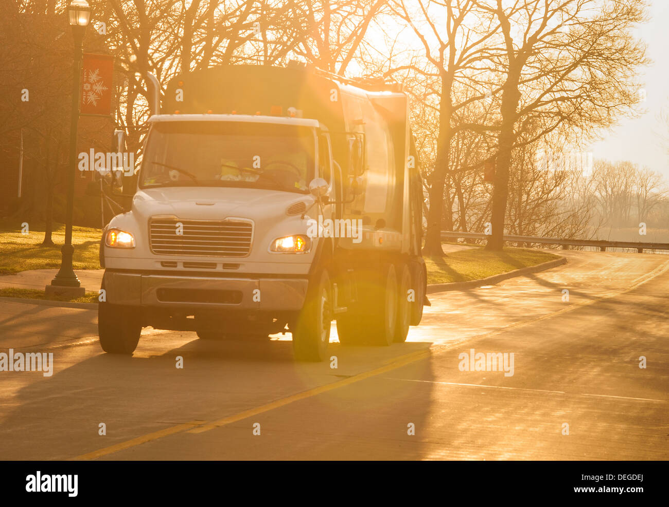 Les services de la ville en matinée au travail ramasser les déchets Banque D'Images