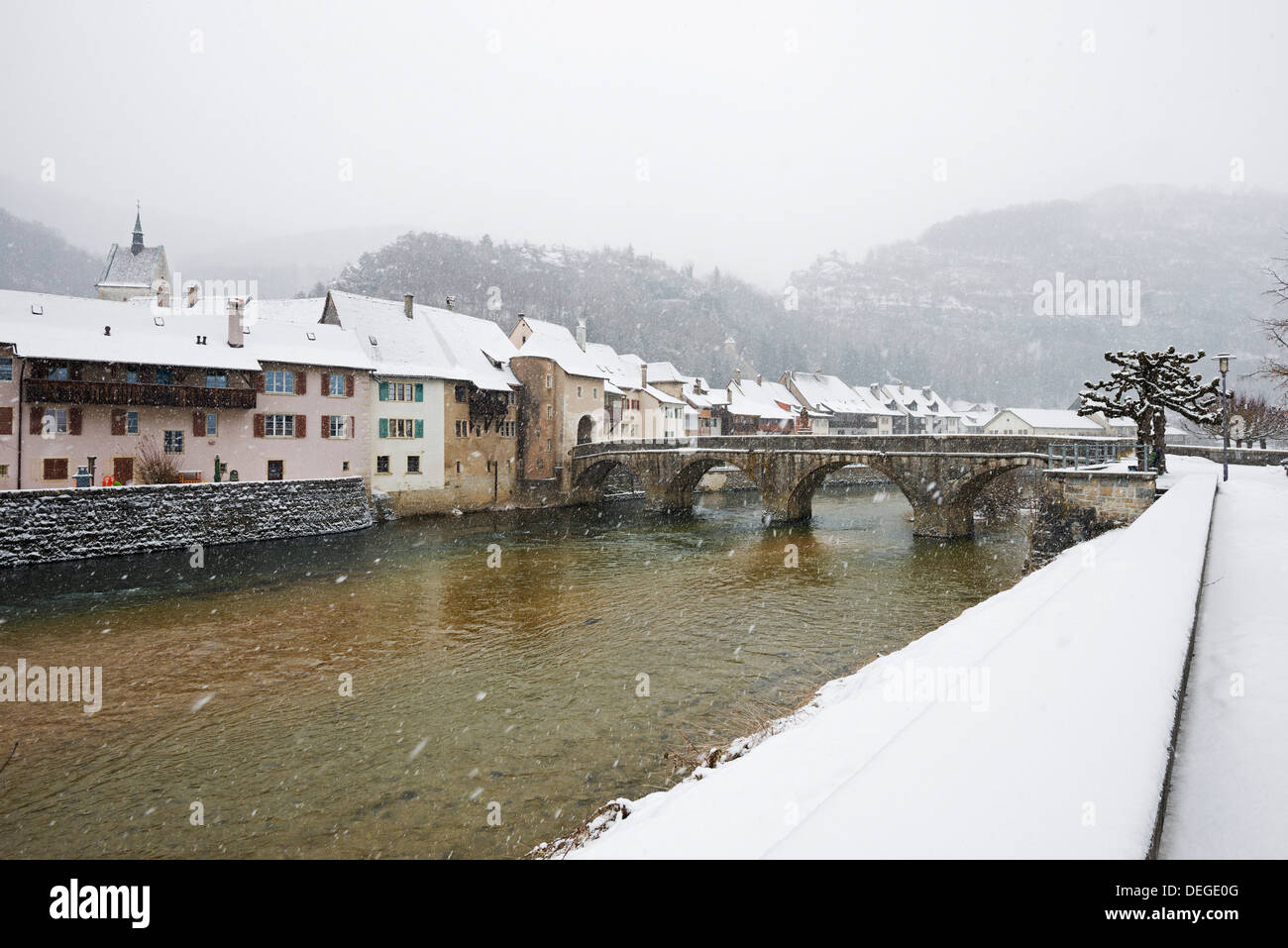 Couvert de neige Ville de Saint Ursanne, Jura, Suisse, Europe Banque D'Images