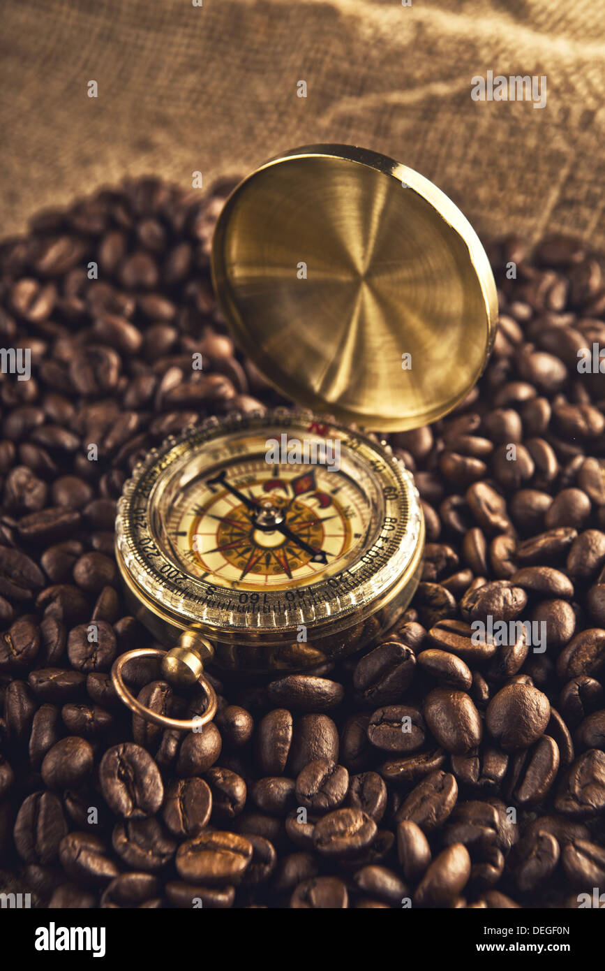 Les grains de café et le compas en toile de jute de texture. Banque D'Images