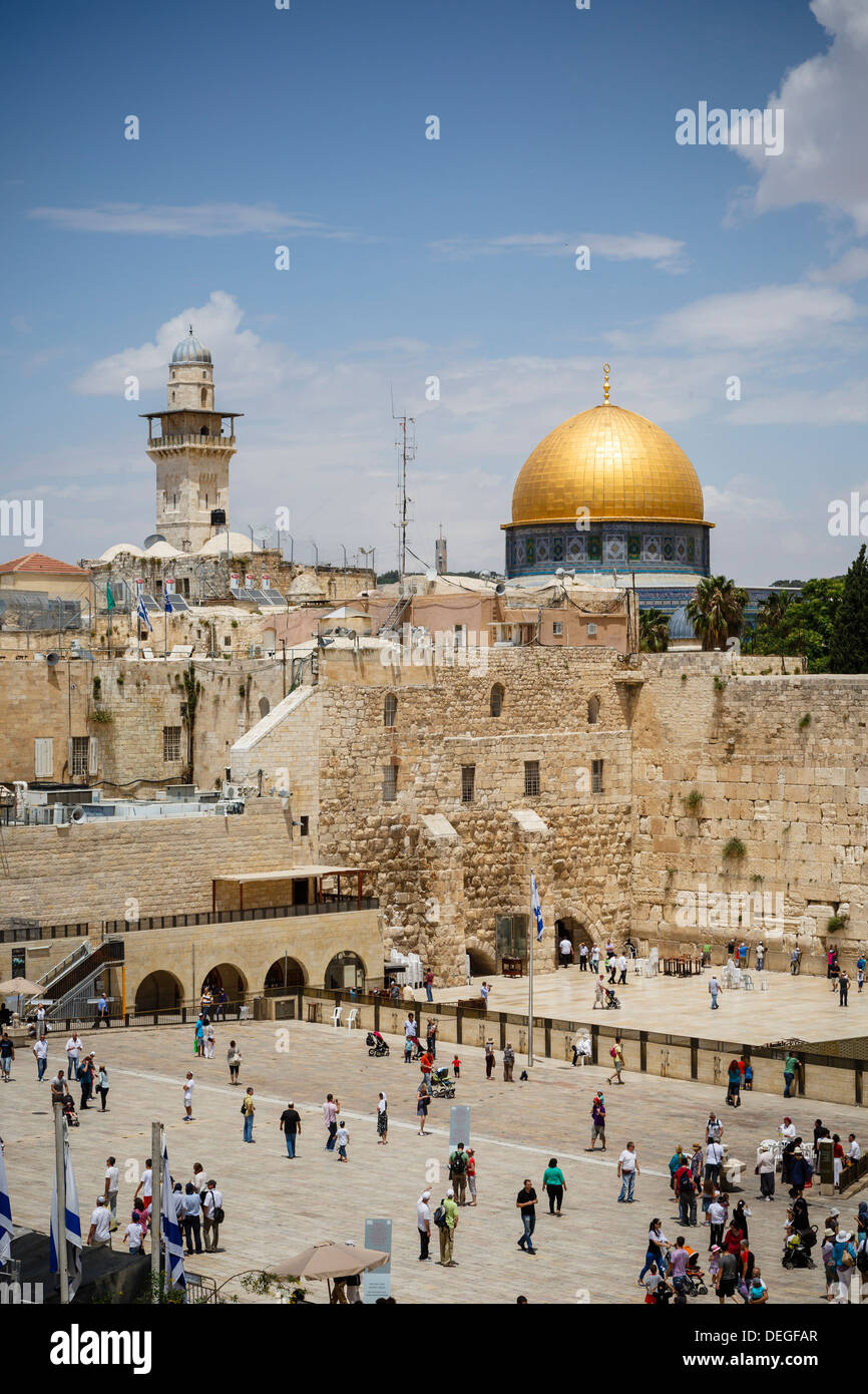 Vue sur le mur occidental (Mur des lamentations) et le dôme du Rocher mosquée, Jérusalem, Israël, Moyen Orient Banque D'Images