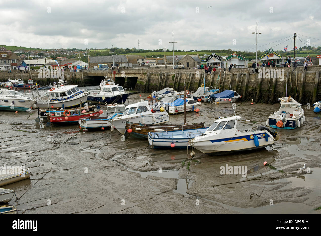 Bateaux de pêche et de loisirs reposant sur la vase à marée basse dans le port de West Bay, près de Veracruz, dans le Dorset, Mai Banque D'Images