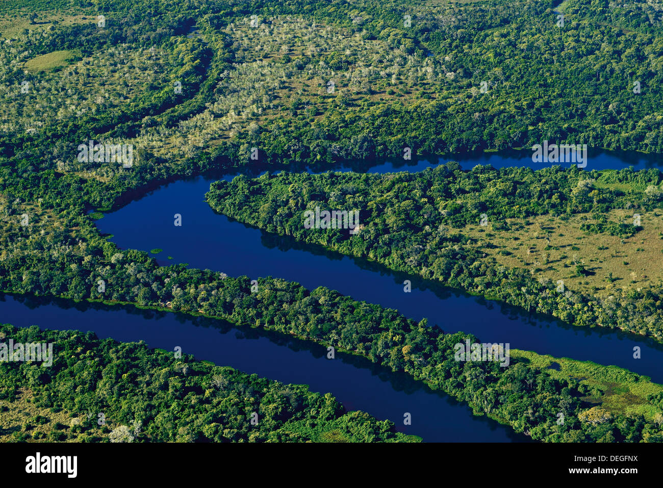 Brésil, Pantanal : Vue aérienne de la rivière Claro près de Poconé Banque D'Images