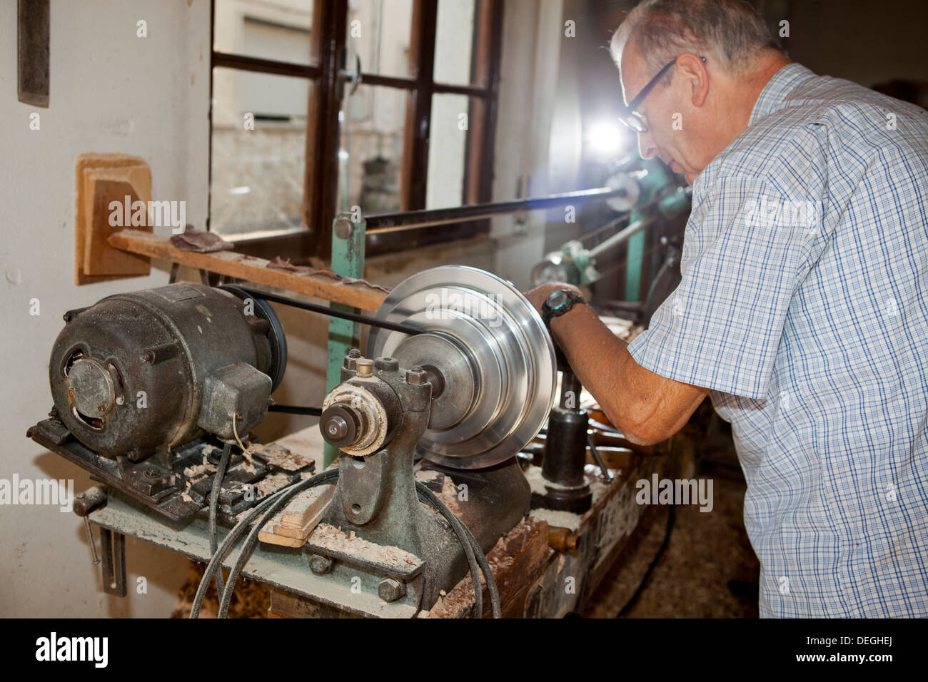 Ancien artisan travaillant sur la tour dans son atelier de la Brianza près de Milan, Italie Banque D'Images