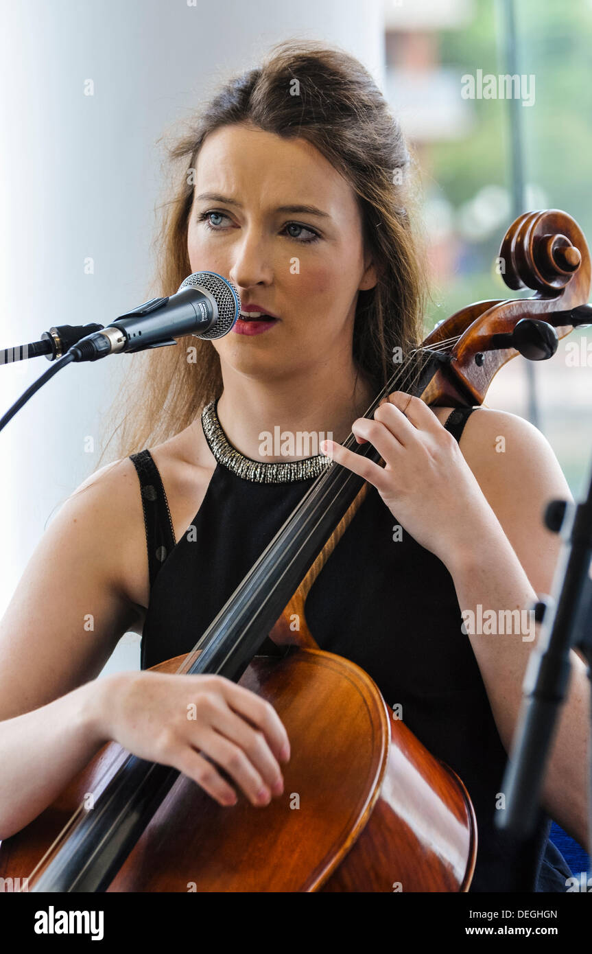 Belfast, Irlande du Nord. 18 septembre 2013 - Musicien Alana Henderson chante et joue sa marque de violoncelle au lancement de la Semaine de la musique de Belfast. Crédit : Stephen Barnes/Alamy Live News Banque D'Images