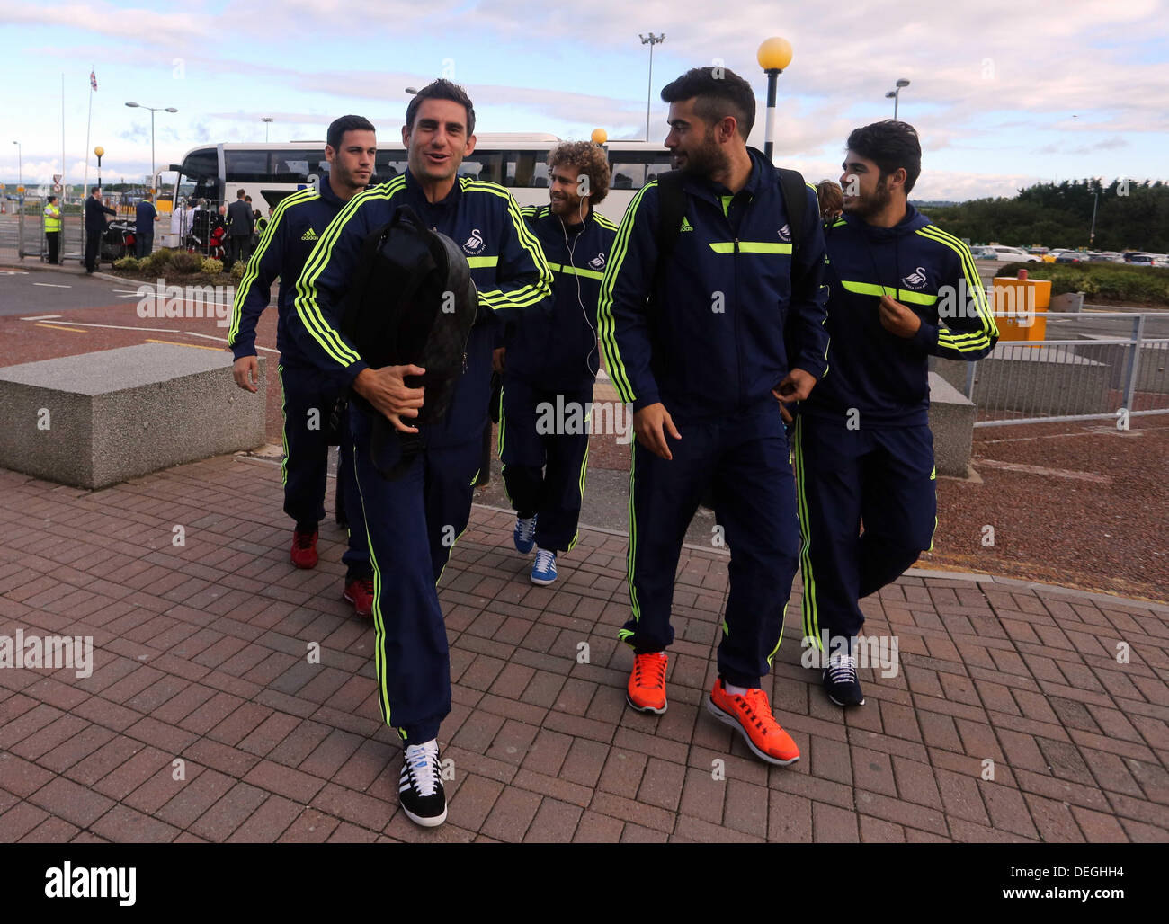 Le mercredi 18 septembre 2013 sur la photo de gauche à droite à l'avant : Angel Rangel, Jordi Amat et Alejandro Pozuelo sur le point d'entrer dans l'aéroport de Cardiff. Re : Swansea City FC les joueurs et les employés qui voyagent à l'Espagne pour leur UEFA Europa League match contre Valence. Credit : D Legakis/Alamy Live News Banque D'Images