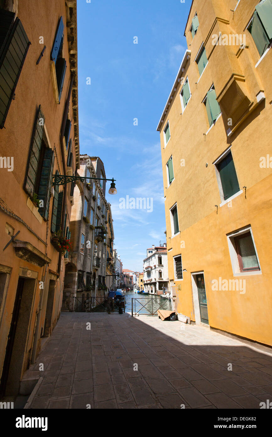 Bâtiments le long d'un canal, Murano, Venise, Vénétie, Italie Banque D'Images
