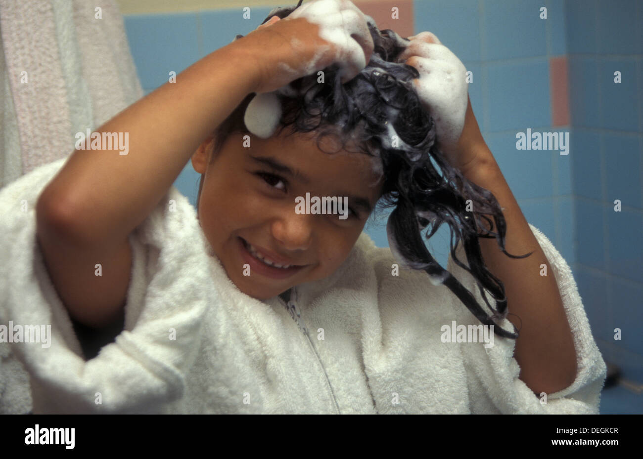 Petite fille lave ses cheveux Banque D'Images